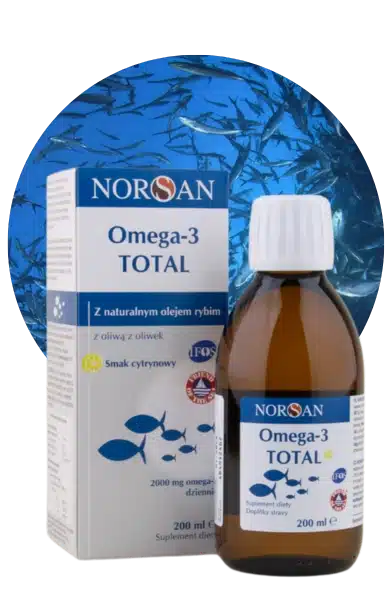 Norsan Omega 3 Total přírodní rybí olej s olivovým olejem a citronovou příchutí v hnědé skleněné lahvi o objemu 200 ml, doplněný bílou krabičkou s modrým pruhem a motivem ryb, na pozadí kruhového obrázku hejna ryb.